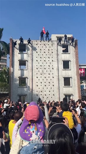 Spider-Men! Check out the high-rise rappelling skills showcased by the Shenzhen Police's SWAT Team at the "Police Open Day" in Guangdong province! | China Daily