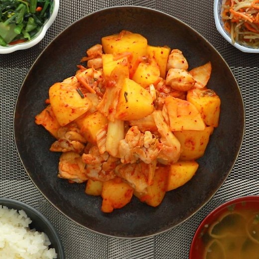 鶏もも肉とじゃがいものキムチ炒め 作り方・レシピ | クラシル
