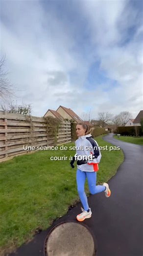 Lucille Pichonnier on Instagram: "Les séances seuil, une des bases pour progresser en course à pied 💥 C’est un travail à allure soutenue mais contrôlée, qui permet d’apprendre à courir plus vite plus longtemps, sans exploser 👉 Exemple : 4x6’ avec 2’ de récup en trottinant Si tu veux d’autres conseils simples pour progresser, abonne-toi ✨ #run #running #courseapied #runningtips"