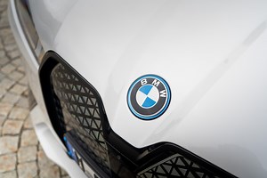 BMW : d'où vient et que signifie le fameux logo... à l'hélice ?