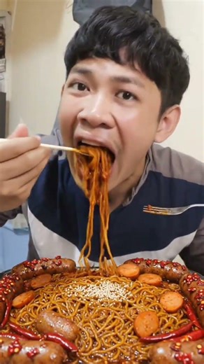 No kidding, today the dining table is full of the world's hottest Samyang plus a mountain of saus