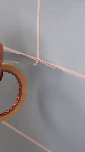 31K views · 1.1K reactions | Uz malo mašte su mogući različiti efekti. ✨ MAXIDECOR Aura kao tehnika donosi potencijal pa vam je danas prikazujemo u veoma zanimljivom načinu nanošenja. Namenjena je za ljubitelje inovativnosti.  Za ovaj efekat vam je potrebna: -MAXIDECOR Quartz Primer -MAXIDECOR Aura -malo trake -nešto alata -vešt #maxidecorater @aleksandardekor #maxima #maximapaints #aura #maxidecor #dekorativnatehnika | Maxima | Facebook