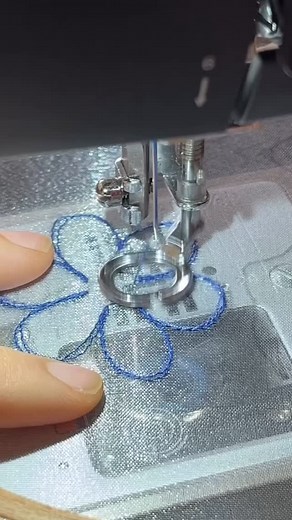 5.4K views · 1K reactions | Embroider appliqué patches with your sewing machine with free motion stitching. Want to join my course waitlist? | Vania Santos | Facebook