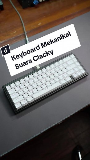 Muncul lagi Keyboard Mechanical yang sudah enak auto clacky tanpa dimodip nih. Cuma keycapsnya kurang matching, jadi gua gatel aja pengen ganti 😂👍 Cakep banget yah! suaranya juga adem dan gak loud banget Switch linear yg istone red ini juga sabi banget. Smooth! Mantap voyager68 v2 lite sekarang semakin bersaing. Apalagi ini udah screw in stabs juga loh nemplom semua di Polycarbonate plate and case! #keyboard #mechanicalkeyboards #keyboardmechanical #pc #gaming #gadget #electronics #desksetup #