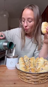92K views · 1.6K reactions | BASTONES DE JAMON Y QUESO, tipo tequeños pero con otra masa燎. Esta vez con el mate blanco térmico que. ⠀ INGREDIENTES para unos 10: -300g de harina común. -1 c de sal. -10g de levadura. -140ml de agua. -40ml de aceite. -200g de muzarella. -150g de jamón, puede ser el fiambre que quieran. -huevo batido con sal. -semillitas de sésamo. @KULINARIA.RECETAS | clubtasty.ar | Facebook