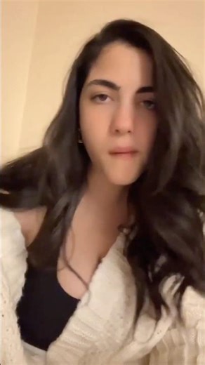 لقطة جديدة من لايف البلوجر زينة أحمد على التيك توك 😉