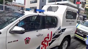 Raquel Jolicoeur reconduit en cellule policière Il a comparu devant la Cour de district de Port-Louis ce mercredi après-midi 14 juin concernant sa motion pour la radiation des accusations provisoires pesant sur lui. L’affaire a été renvoyée en attendant une décision du Directeur des Poursuites Publiques. Raquel Jolicoeur réclame la radiation des accusations retenues contre lui. Ce, après les allégations faites par des policiers dans l’émission «Vimen Leaks : La Bande-Sonore Explosive», sur Télép