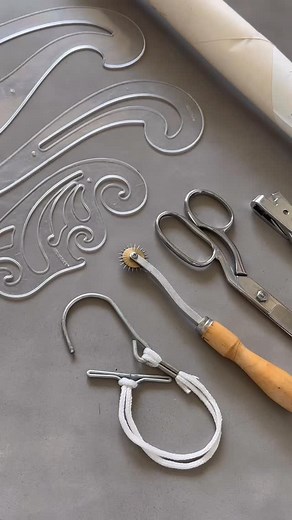 4 book recommendations for sewing beginners: 📘 Fabric Manipulation: 150 Creative Sewing Techniques by Ruth Singer - A must-have for exploring texture, pleats, smocking, and more. Perfect for adding unique details to your designs! 📗 Complete Guide to Sewing by Reader’s Digest - A comprehensive guide covering everything from basic stitches to advanced techniques. Ideal for beginners and experienced sewists. 📕 Sew Your Own Wardrobe by Alison Smith - Step-by-step projects and expert tips to help