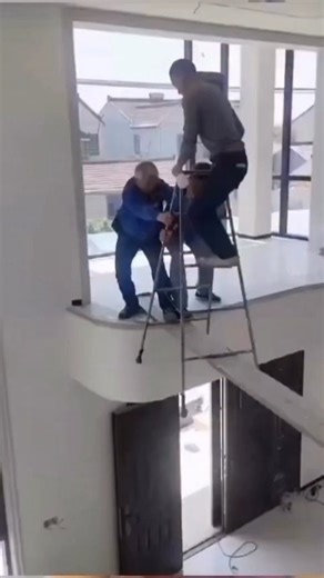 Sehrish | Course Coordinator on Instagram: "⚠️ 𝗪𝗼𝗿𝗸𝗶𝗻𝗴 𝗼𝗻 𝗛𝗶𝗴𝗵 𝗦𝘁𝗮𝗶𝗿𝘀? 𝗦𝗮𝗳𝗲𝘁𝘆 𝗖𝗼𝗺𝗲𝘀 𝗙𝗶𝗿𝘀𝘁! 🪜🦺 Working on high stairs is one of the jobs with the highest risk of falling. Therefore choosing the right stairs, sound installation and using appropriate personal protective equipment (KKD) are very important. 🪜 Always ensure the ladder is strong, stable, and free from cracks or damage before use. Select the right type of ladder according to the job and working heig