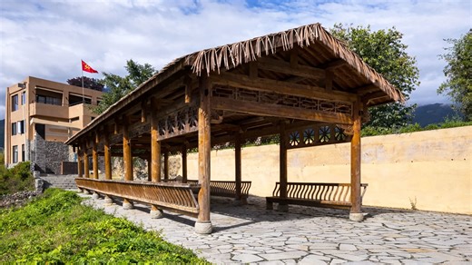 Ξύλινο κιόσκι δίπλα σε πέτρινο μονοπάτι σε χωριό της Κίνας