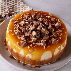 4.5M views · 7K reactions | SNICKERS lovers, this cheesecake is your...