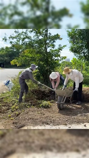 9.7K views · 157 reactions | Cleaning Sidewalks Late at Night — The Neighbors’ Sweet Surprise! #reels #clean #cleaning #cleanup #viral | CleanUp Crew | Facebook