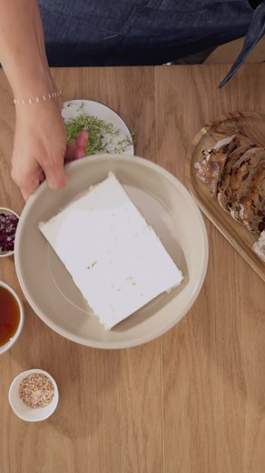 Le secret d’une feta rôtie dorée, fondante et pleine de goût ? Un filet d’huile d’Olive vierge extra La Tourangelle juste avant d’enfourner 😍 À partager sans modération ! 🌿💛 | La Tourangelle Huiles de Goût