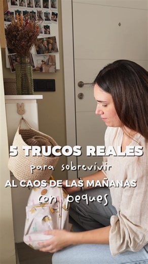 Belén Solans on Instagram: "🎒5 trucos reales para sobrevivir al caos de las mañanas con peques🎒 1️⃣ Ganchos adhesivos para mochilas y cestos, todo a la vista = cero búsquedas de última hora. 2️⃣ Zapatero a su altura → más autonomía, menos prisas. 3️⃣ Abrigos detrás de la puerta: donde los necesitas, cuando los necesitas. 4️⃣ Botellas y táperes listos la noche antes: un gesto pequeño que salva mañanas enteras. 5️⃣ Ropa preparada en el comedor: menos decisiones, más fluidez. Porque no se trata d