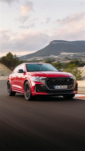 The echo you feel right in the pit of your stomach. The Audi RS Q8 performance. | Audi