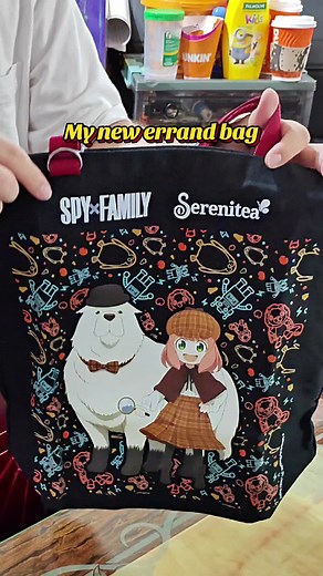 🛍️ Errands cannot get any stylish than this! Thanks to the new Spy x Family totebag from @sereniteaph! 🍵 🤦‍♂️ Errand pa more, inutusan lang bumili yan si Papi sa kanto eh. 🤣