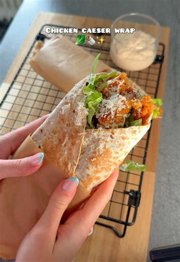 Chicken Caesar Wrap 🥬🌯✨(4 Wraps) Zutaten: * 2 Hähnchenbrüste (ca. 400 g) * Gewürze: je 1 TL Salz, Pfeffer, Knoblauchpulver, Paprikapulver (edelsüß) & geräuchertes Paprikapulver * Etwas Öl zum Braten Panade: * 100 g Mehl * 2 EL Speisestärke * Gewürze nach Geschmack * 1 Ei 4 EL Milch oder Sahne * 150 g Panko oder Paniermehl * 1 EL getrocknete Petersilie Caesar-Soße: * 150 g Mayo * 80 g Joghurt * 1 TL Worcestershire-Soße * 1 Knoblauchzehe oder Knoblauchpulver * 1 TL süßer Senf * Saft von ½ Zitron