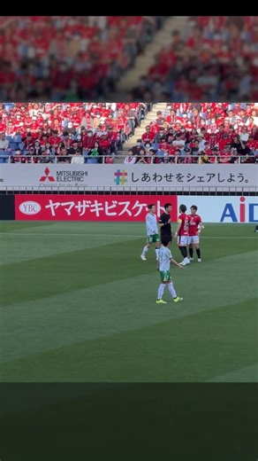 【浦和レッズ】渡邊凌磨キャプテンvs副審…まさかの言い合いに😱｜J1 浦和vs東京V #浦和レッズ #Jリーグ #審判