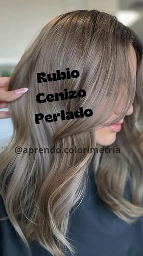 ✨ ¿Quieres dominar la colorimetría capilar y lograr tonos perfectos como este rubio ceniza perlado? ✨ Este tono frío y sofisticado se consigue con la combinación adecuada de tintes y técnicas. Si la base es más oscura que un 7 (rubio medio), se debe decolorar hasta altura 9 o 10. Para matizar, puedes usar 9.1 10.2 o elegir entre 9.11 y 10.21, según la intensidad de reflejo deseada, con peróxido de 20 vol. en cabello aclarado o 30 vol. si necesita más nivel de aclarado. 💡 Aprende a crear y corre