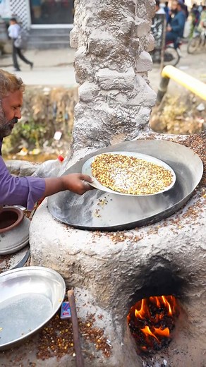 Watch how roasted chickpeas (roasted grams) are made using a traditional roasting process! From cleaning and heating to roasting and cooling, see the full, satisfying method that creates this crunchy, healthy snack. 🌱🔥✨ #roastedchickpeas #roastedgrams #traditionalcooking #howitsmade #foodprocess #shorts | Skilled Robo