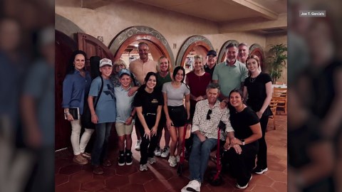 Country music legend Randy Travis stops at Tex-Mex hotspot