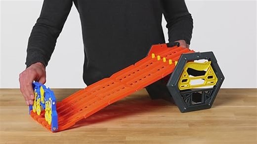 Hot Wheels GYX11 - Rollout Raceway Trackset, lässt sich zu einer fünfspurigen Rennstrecke ausrollen, Aufbewahrungsbehälter, Spielzeug Autorennbahn für Kinder ab 4 Jahren