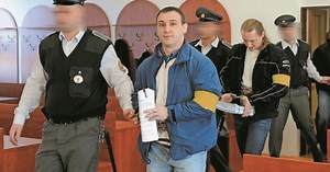 Dvaja nebezpeční slovenskí mafiáni sa vysmievajú polícii: Namiesto väzby si užívajú na úteku!