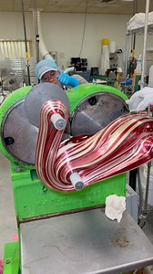 ASMR Peppermint Pulling Machine‼️ 🍭 👀 #asmr #candymaking #candyshop #peppermint #candy | Hammond's Candies since 1920