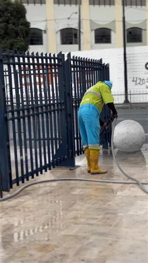 ¡Cuidado permanente en el Cerro Santa Ana! En las escalinatas del Cerro Santa Ana se realizan labores constantes de hidrolavado y cepillado, junto con barrido diario y recolección de desechos, para mantener este espacio turístico limpio y en buen estado. Estas acciones se ejecutan de domingo a domingo, garantizando condiciones óptimas para residentes, comerciantes y visitantes, y reforzando el compromiso municipal con el cuidado del espacio público y los atractivos de la ciudad. #AsiSeHaceGuayaq