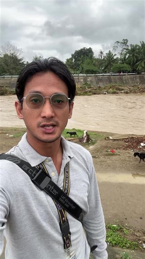#SelfieReport | Kapansin-pansin ang mabilis na agos ng tubig sa Iligan River ngayong Linggo, Feb. 22, dahil sa tuloy-tuloy na nararanasang pag-ulan sa lungsod. Patuloy namang mino-monitor ng City Disaster Risk Management (CDRRM) office ang kalagayan ng mga ilog sa lungsod. Ayon sa pinakahuling ulat ng DOST-PAGASA, nasa Code Red ang Rogongon at Banggolo Bridge sa Marawi City dahil sa malakas na ulan at kritikal na antas ng tubig, habang nasa Code Orange naman ang Tipanoy. Dala ng shearline at eas