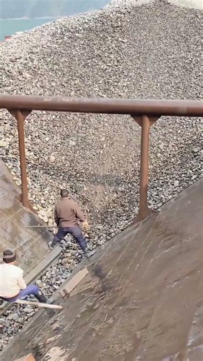 Exploring the Operation of a Sand-Unloading Ship – A Relaxing and Trendy Video