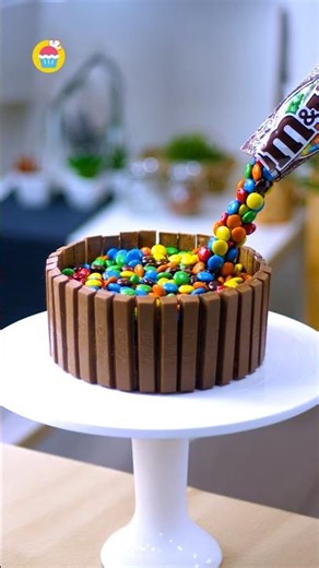 Pastel de chocolate que desafía la gravedad 🍫🎂 #shorts #chocolatecake #mnm #deliwow