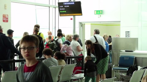 easyJet Paying Staff Bonuses To Spot Oversized Bags?