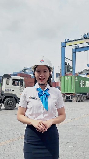 Bạn cần tìm dịch vụ cân cont ngay trong cảng Cát Lái? Để Thuỷ chỉ cho nhé. Cùng đón xem video và xem nhân vật đặc biệt xuất hiện cùng Thuỷ trong tập này là ai nha #tcsg #saigonnewport #TCL #tongdaivien #tancangsaigon | Saigon Newport Corporation