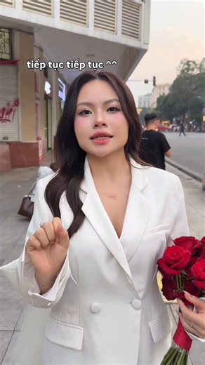 Nhỏ ♐️♐️♐️ on Instagram: "Demo concept 2 ✌🏻 Trông toy như boss mỹ phẩm và hồng hài nhi của boss nhưng hok phải nha các má = )))))) Các bác đoán xem CDCR này nhiu tuổi 🤓 Photo: @fridaywedding.vn Makeup: @fuongkn__ #nuntr #nhonhanma #prewedding #đámcưới #1999"