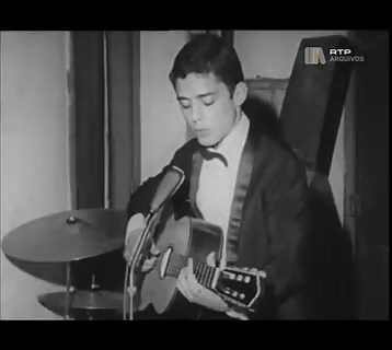 Raras imagens de um jovem Chico Buarque cantando uma palhinha de Fado Tropical e Com Açúcar Com Afeto. Crédito aos arquivos da emissora RTP. https://arquivos.rtp.pt/conteudos/chico-buarque/ | Buarqueanos