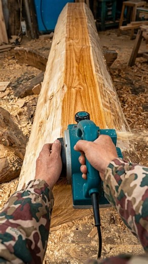 爆速でツルツルに！電動カンナで分厚い無垢材を一気に削り上げる Electric Planer in Action #shorts #woodworking #machinery #大工