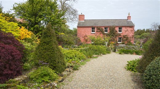 How To Restore A Gravel Driveway With A Heavy Duty Tool - House Digest