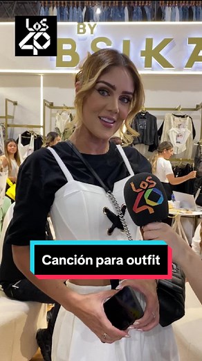 Personas eligen canciones para complementar su outfit