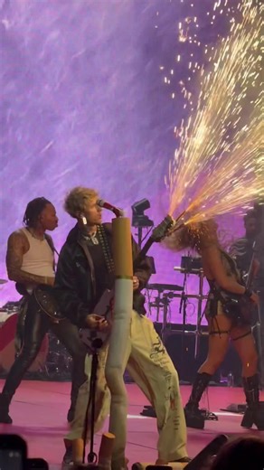 Mgk Fire Solo #mgk #manchester #coop #cooplive #lostamericanaworldtour ***all the actions done in this video are perforemed by trained professionals***