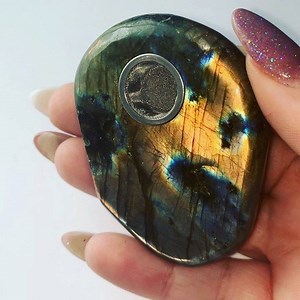 ✨Up for sale is this absolutely stunning Labradorite Pipe ✨ ✨ ✨$25 USD✨ ✨ Comment SOLD to claim!✨ ✨ ✨Shipping: Add $3 USA (shipping can be combined if you purchase more than one item and depending on weight) ✨(International buyers DM for pricing BEFORE bidding please!!!)✨ ✨ ✨Items will be shipped out between 2/25-2/28✨ ✨ ✨Once you comment SOLD we will DM you & send an invoice. Once it is sent you will have 24 hrs to pay the invoice✨ ✨ ✨Light and Love❤️ | Awakening in a Box