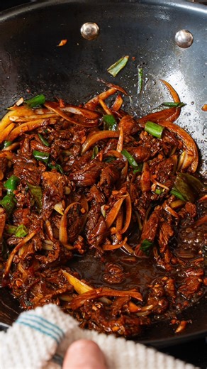 If you’ve ever had beef bulgogi at a Korean BBQ spot, you already know what kind of flavour party we’re working with here. Thinly sliced, marinated beef cooked hot and fast in a skillet—it’s sweet, savoury, salty, and just a little bit spicy. Add some rice, maybe a quick cucumber salad, and you’ve got one of my favourite weeknight dinners that also happens to be perfect for meal prep. This beef bulgogi recipe is straight-up addictive. It hits every note you want in a quick dinner: the beef cooks