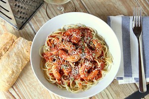 Espaguetis con salsa de tomate y gambas, receta de pasta sencilla y llena de sabor
