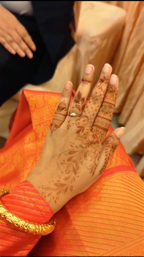 My friends call me Sunshine 🌻 on Instagram: "What noob transition video is this 😐 @henna.artistry_by.tahsin thank you so much for the beautiful effort of yours!"