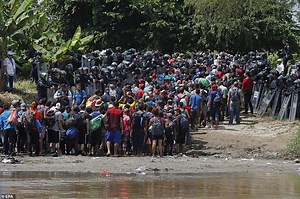 Second migrant caravan storms into Mexico armed with IEDs? (video-photos) - ProtoThema English