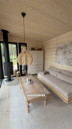 Tervetuloa Pluspuu-saunaan! Pluspuun Pia kertoo videolla, mitkä olivat lähtökohdat ja toiveet asiakkaan saunaprojektille, ja miten niistä syntyi juuri tämä Pluspuu-sauna. | Pluspuu Talot