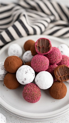 Karli | Family Food Blogger | Making homemade chocolate truffles is way easier than it looks. 🙌🏻 These are rich, creamy, and just as decadent as the ones from a fancy... | Instagram