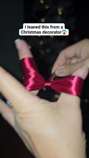 This is how to make a Christmas bow🤯 #decorating #Ideas #creative #design | Lea Robertson