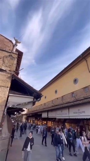 ✨ The Ponte Vecchio is a historic bridge in Florence, Italy, with roots going back to Roman times, though the version we see today was built in 1345. It’s the only bridge in the city that survived the destruction of World War II. ✨ Originally, butchers set up shop on the bridge, but in the 16th century, the powerful Medici family decided to replace them with jewelers and goldsmiths, giving the bridge its unique charm. ✨ There’s also a hidden passageway, the Vasari Corridor, which was built in 15