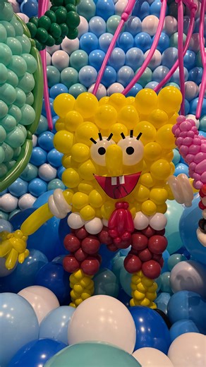 ПОВІТРЯНІ КУЛЬКИ •ДНІПРО•« Політ Фантазії» on Instagram: "Це все зроблено з повітряних кульок?! Це перша реакція перехожих на нашу фотозону😁 Знайомі персонажі Губка Боб і Патрік в новому мультфільмі «Губка Боб у кіно: У пошуках квадратних штанів» прямо перед вами з повітряних кульок 2 дні 13 аеродизайнерів надували, звʼязували та скручували повітряні кульки, щоб вийшла така краса Дякуємо нашим спонсорам @idealne_svyato та @optshow за підтримку проєкту♥️ Завітайте і ви, друзі в @mostkinodnepr аб